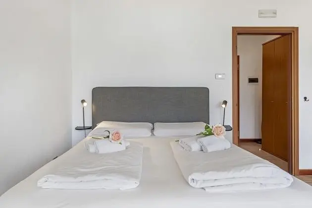 Standard Stüdyo, Göl Manzaralı, Göl Kenarı (Porto Letizia P10)