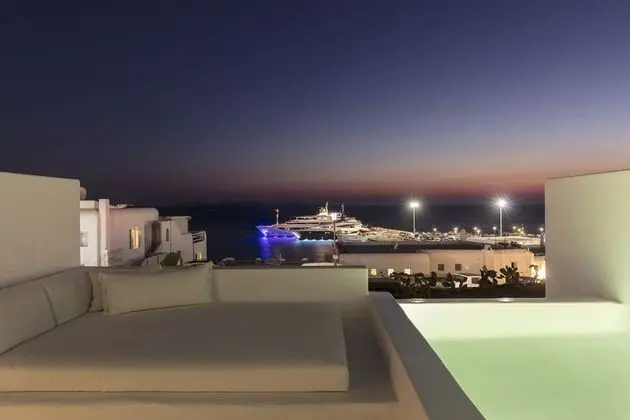 Honeymoon Suite with outdoor Jet Tub Sea View