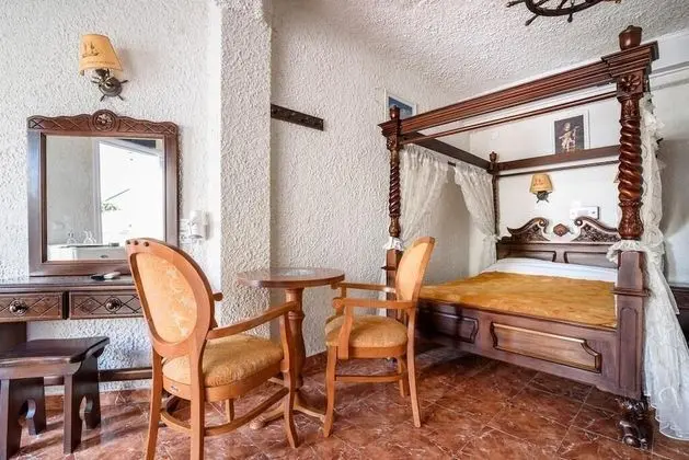 Üç Kişilik Oda
