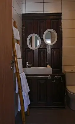 Tek Büyük Yataklı Oda, Balkon, Kısmi Deniz Manzaralı