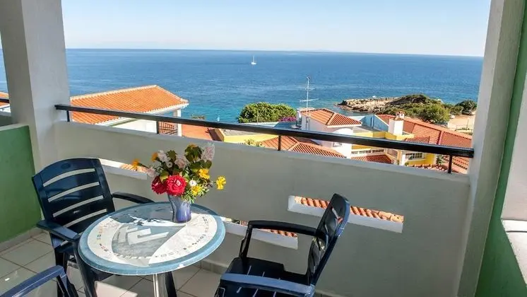 Tek Büyük veya İki Ayrı Yataklı Oda, Deniz Manzaralı