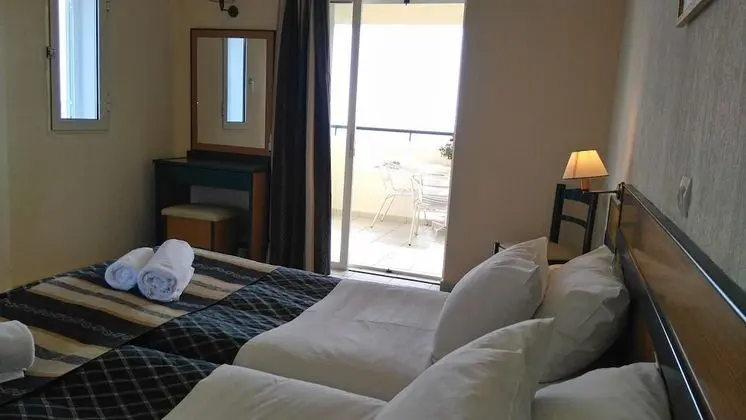 Tek Büyük veya İki Ayrı Yataklı Oda, Kısmi Deniz Manzaralı