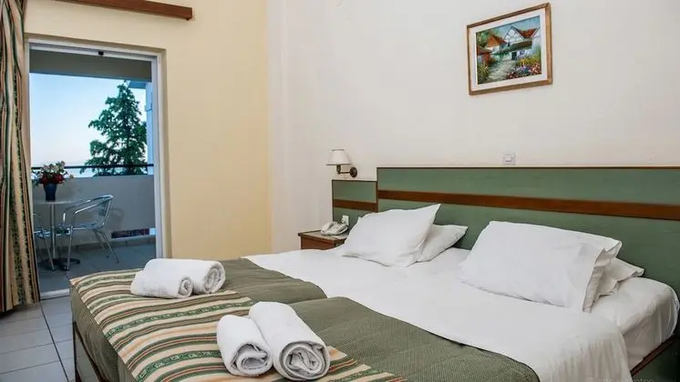 Tek Büyük veya İki Ayrı Yataklı Oda, Kısmi Deniz Manzaralı