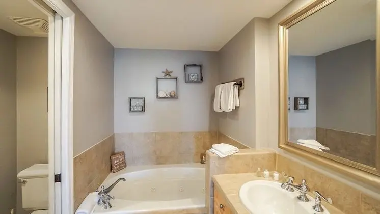 Deluxe 2 Bedrooms 2.5 Bath Condo, Waterview