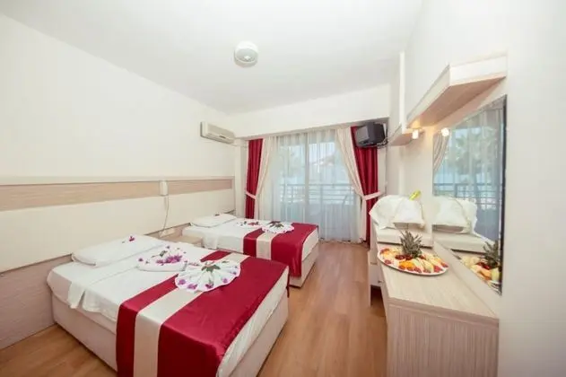 Üç Kişilik Oda, Havuz Manzaralı