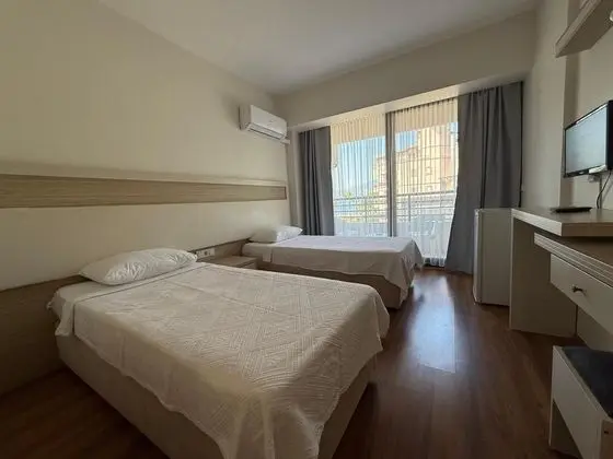 Üç Kişilik Oda, Havuz Manzaralı