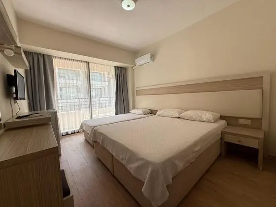 Üç Kişilik Oda, Havuz Manzaralı