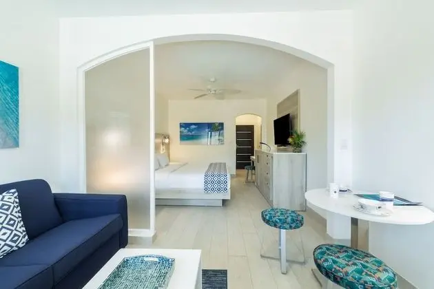 Deluxe Poolside Balcony - 1 King Bed