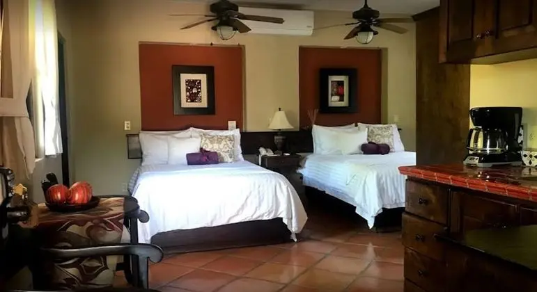 Suite 2 Queen Beds, Terrace y/o Balcony, Kitchenette, Upperfloor.