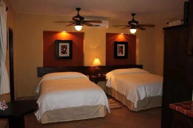 Suite 2 Queen Beds, Terrace y/o Balcony, Kitchenette, Upperfloor.