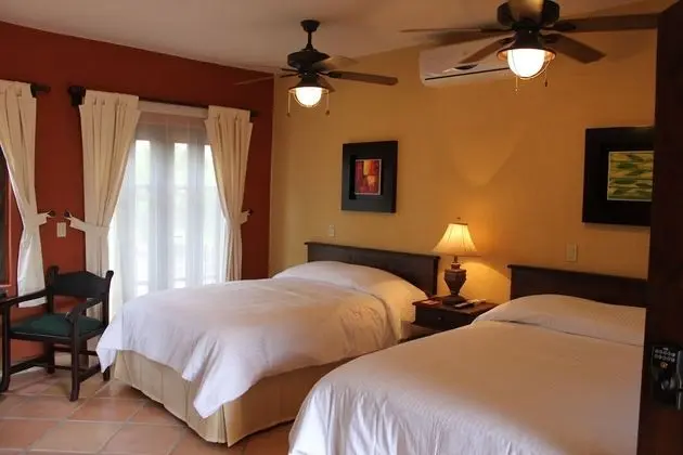 Suite 2 Queen Beds, Terrace y/o Balcony, Kitchenette, Upperfloor.