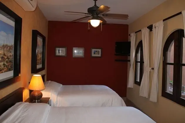 Suite 2 Queen Beds, Terrace y/o Balcony, Kitchenette, Upperfloor.