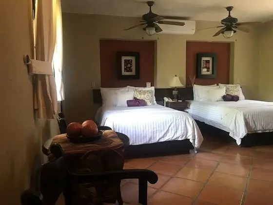 Suite 2 Queen Beds, Terrace y/o Balcony, Kitchenette, Upperfloor.