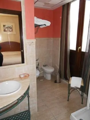 Büyük Yataklı Tek Kişilik Oda