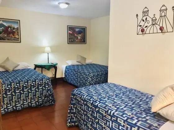 Standard Üç Kişilik Oda, Avlu Manzaralı