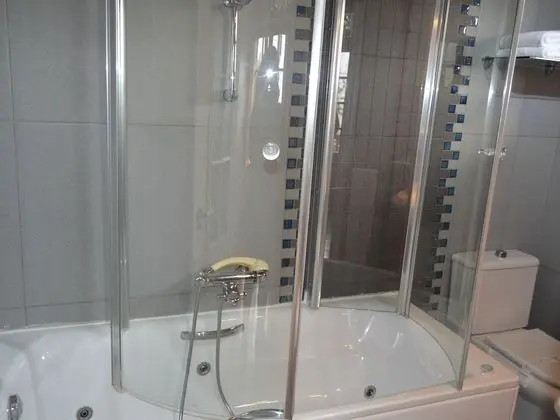 Tek Büyük veya İki Ayrı Yataklı Oda, Banyolu/Duşlu