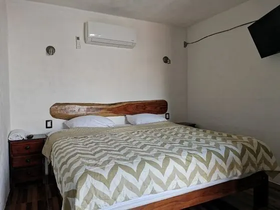 Habitacion con cama King size con aire acondicionado