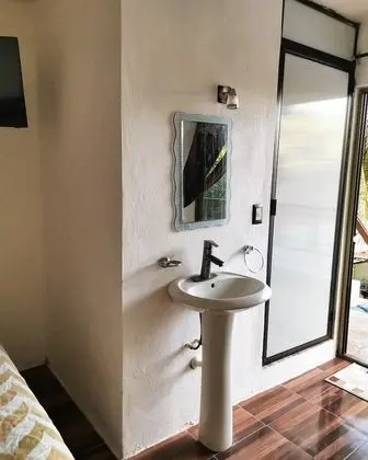 Habitacion con cama King size con aire acondicionado