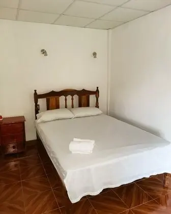 Habitacion Sencilla con una cama matrimonial
