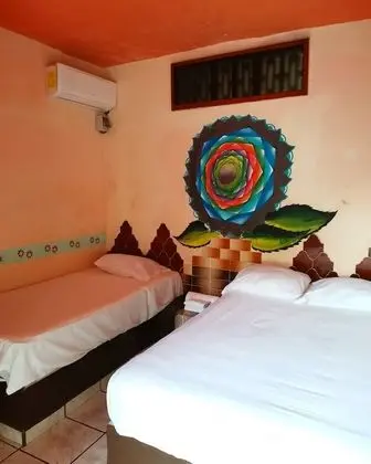 Habitacion Triple con cama matrimonial y una individual con aire acondicionado
