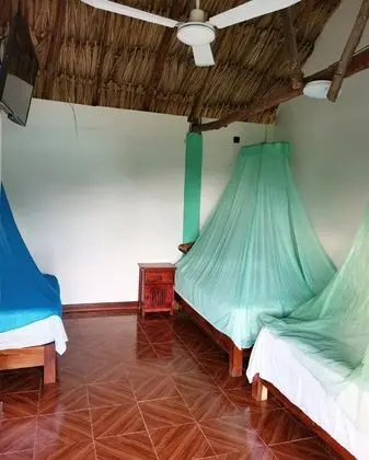 Habitacion Triple con cama matrimonial y una individual con aire acondicionado