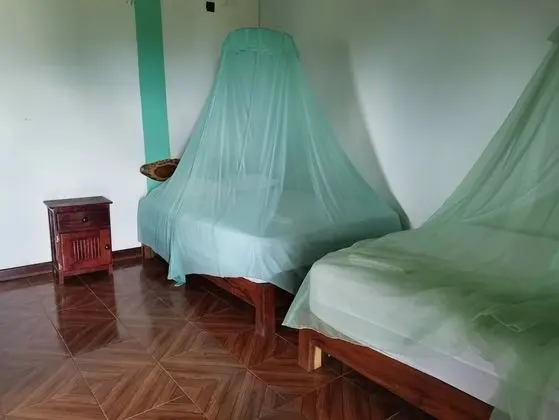 Habitacion Triple con cama matrimonial y una individual con aire acondicionado