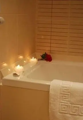 Tek Büyük veya İki Ayrı Yataklı Oda (Rosa)