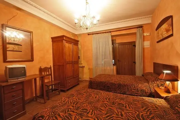 Tek Büyük veya İki Ayrı Yataklı Oda, 1 Çift Kişilik veya 2 Tek Kişilik Yatak