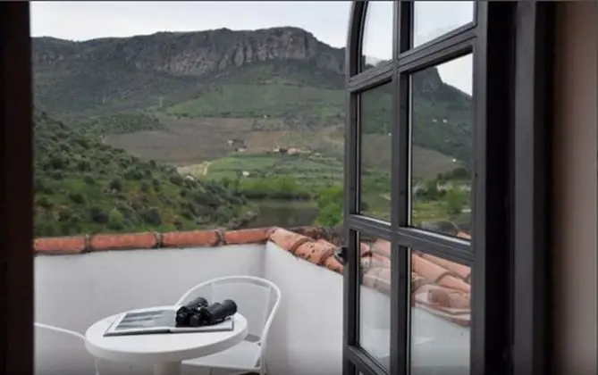 Tek Büyük veya İki Ayrı Yataklı Oda, Balkon, Nehir Manzaralı