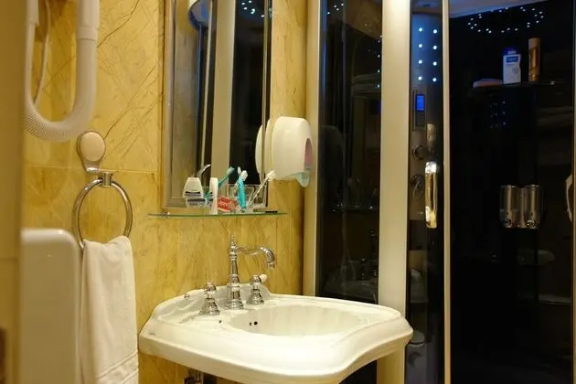 Design Büyük Yataklı Tek Kişilik Oda