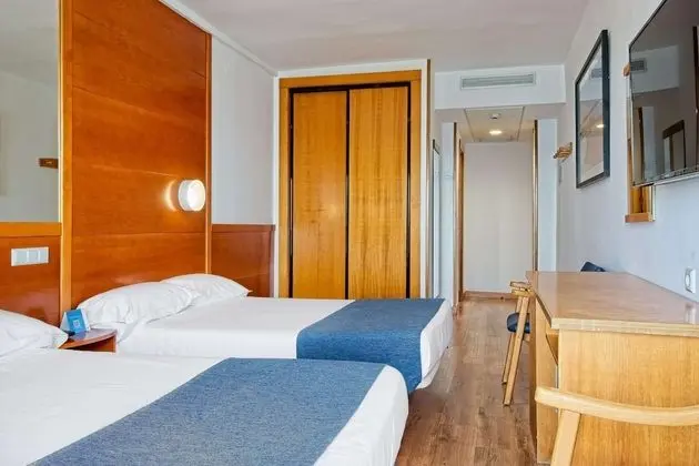 Dört Kişilik Oda, Balkon, Deniz Manzaralı (3 Adults and 1 Child)