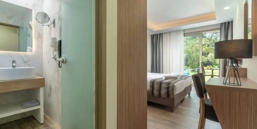 Superior Tek Büyük Yataklı Oda, Balkon, Bahçe Manzaralı