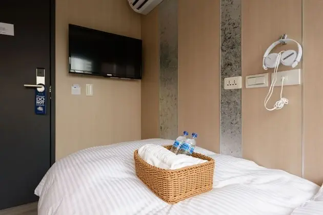 Tek Kişilik Oda, Sadece kadınlar için, Ortak Banyo (with window)