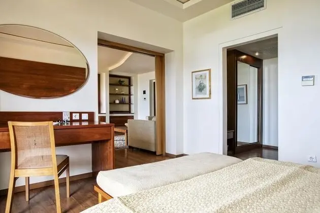 Suit Executive Sea View