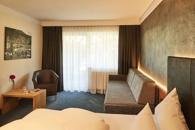Tek Büyük Yataklı Oda, Balkon, Dağ Manzaralı