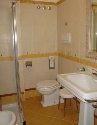 Tek Büyük Yataklı Oda (senza vista)
