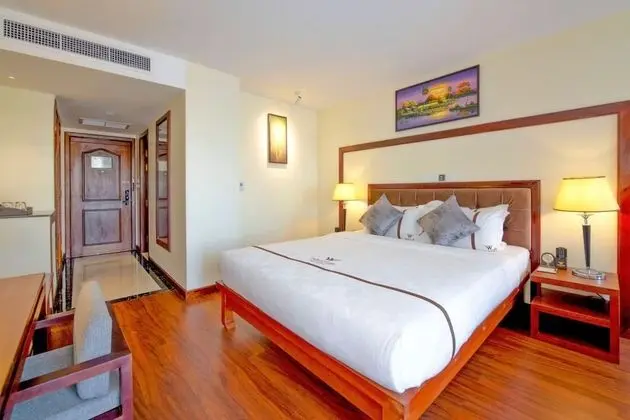 Landmark King Bed