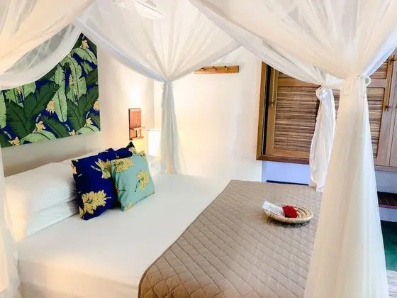 Quarto Deluxe vista parcial para o mar