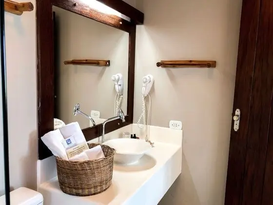 Quarto Deluxe vista parcial para o mar