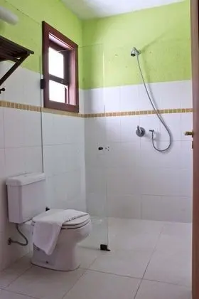 Üç Kişilik Oda, Birden Çok Yatak, Sigara İçilmez, Kısmi Göl Manzaralı