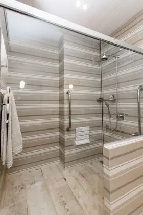 Traditional Tek Büyük veya İki Ayrı Yataklı Oda (Suite Bege)