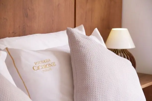 Traditional Tek Büyük Yataklı Oda