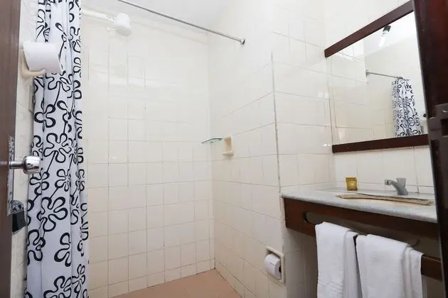 Tek Büyük Yataklı Oda, Balkon, Havuz Manzaralı