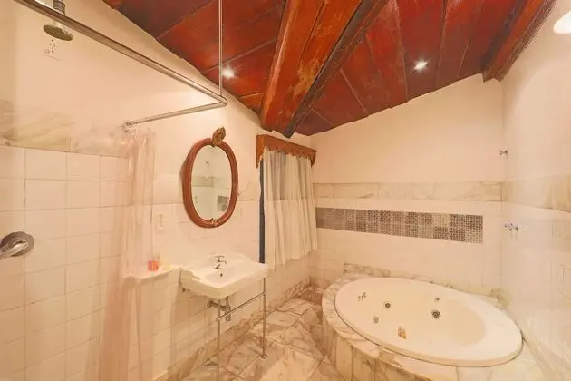 Luxury Tek Büyük Yataklı Oda, 2 Yatak Odası, Küvet, Şehir Manzaralı