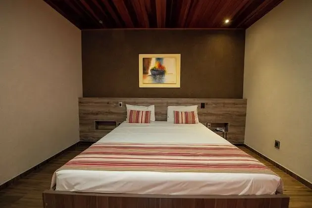 Deluxe Dört Kişilik Oda, Havuz Manzaralı