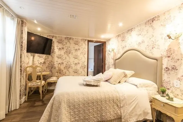 Traditional Tek Büyük Yataklı Oda