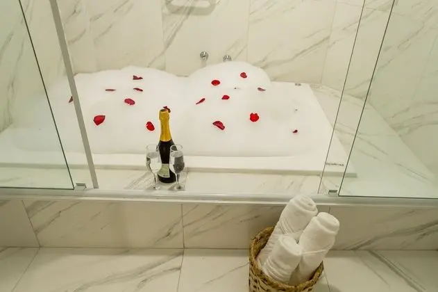 Quarto casal com banheira de hidromassagem (somente Adultos)