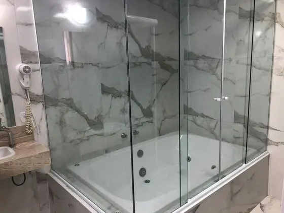 Quarto casal com banheira de hidromassagem (somente Adultos)