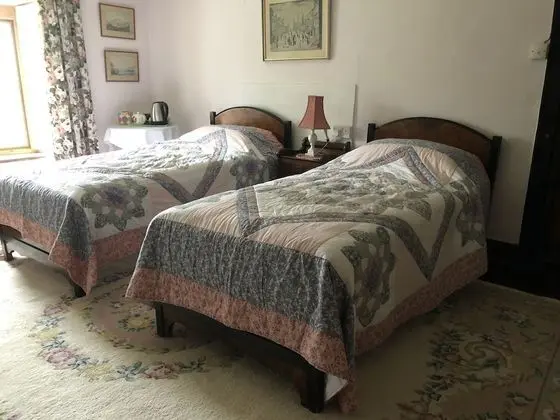 İki Ayrı Yataklı Oda, Ortak Banyo