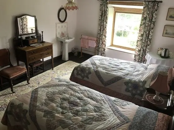 İki Ayrı Yataklı Oda, Ortak Banyo